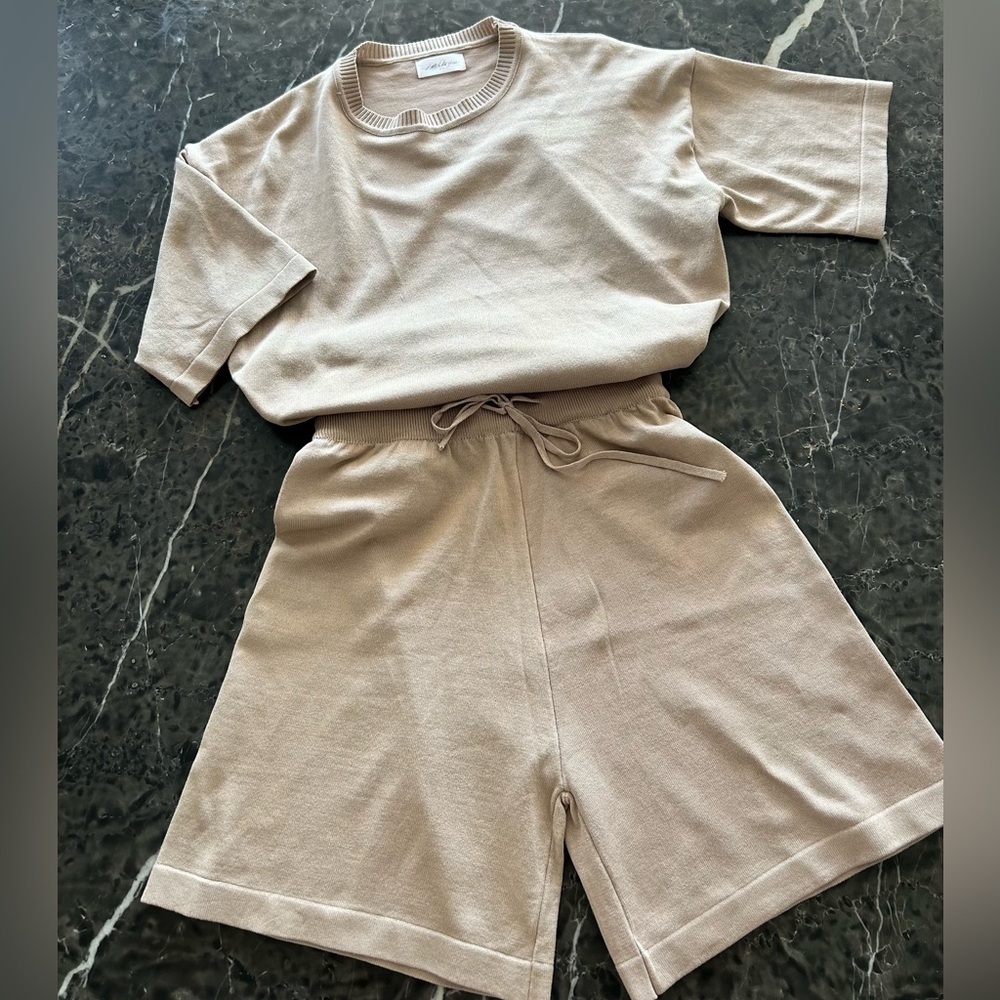 Little White House brand 2 pc knit sweater and shorts size M in Tan